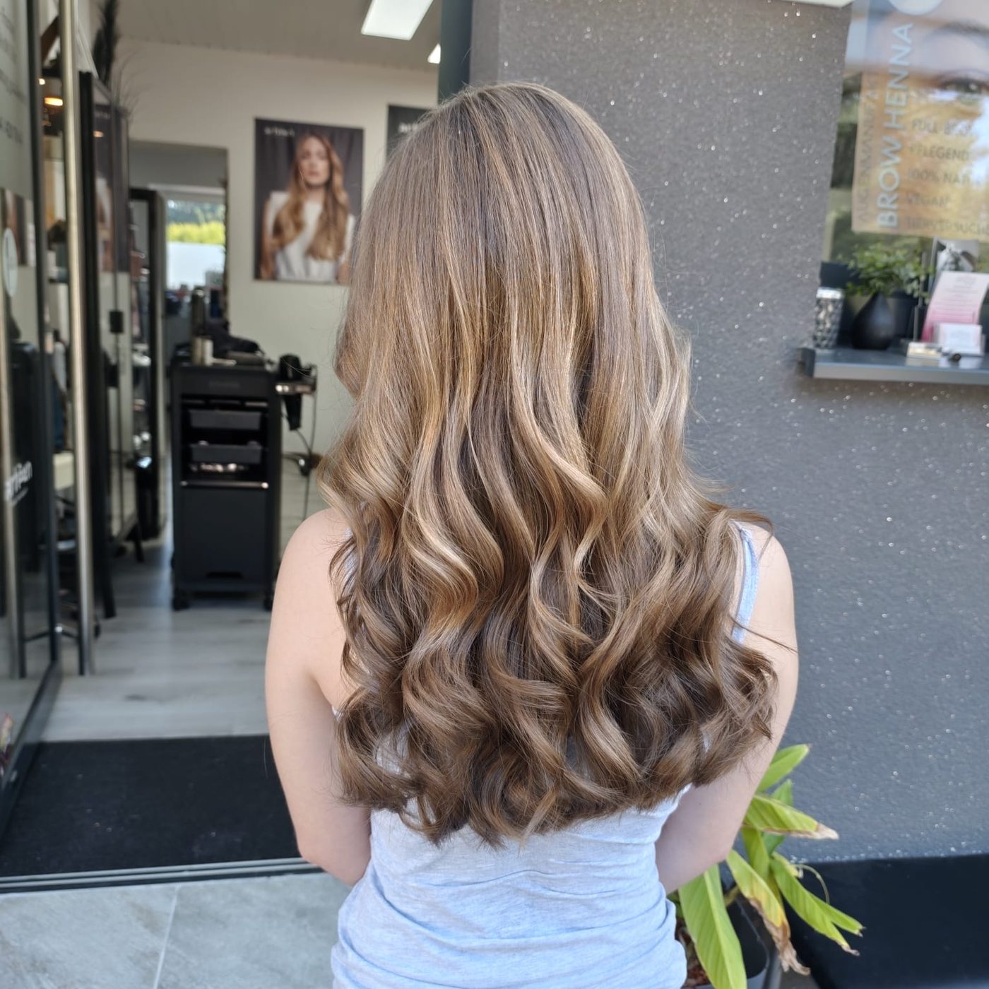 Lange glamouröse Wellen in Balayage-Tönen