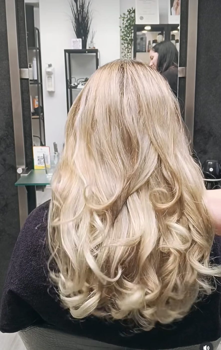 Blonde Locken mit Volumen und Glanz