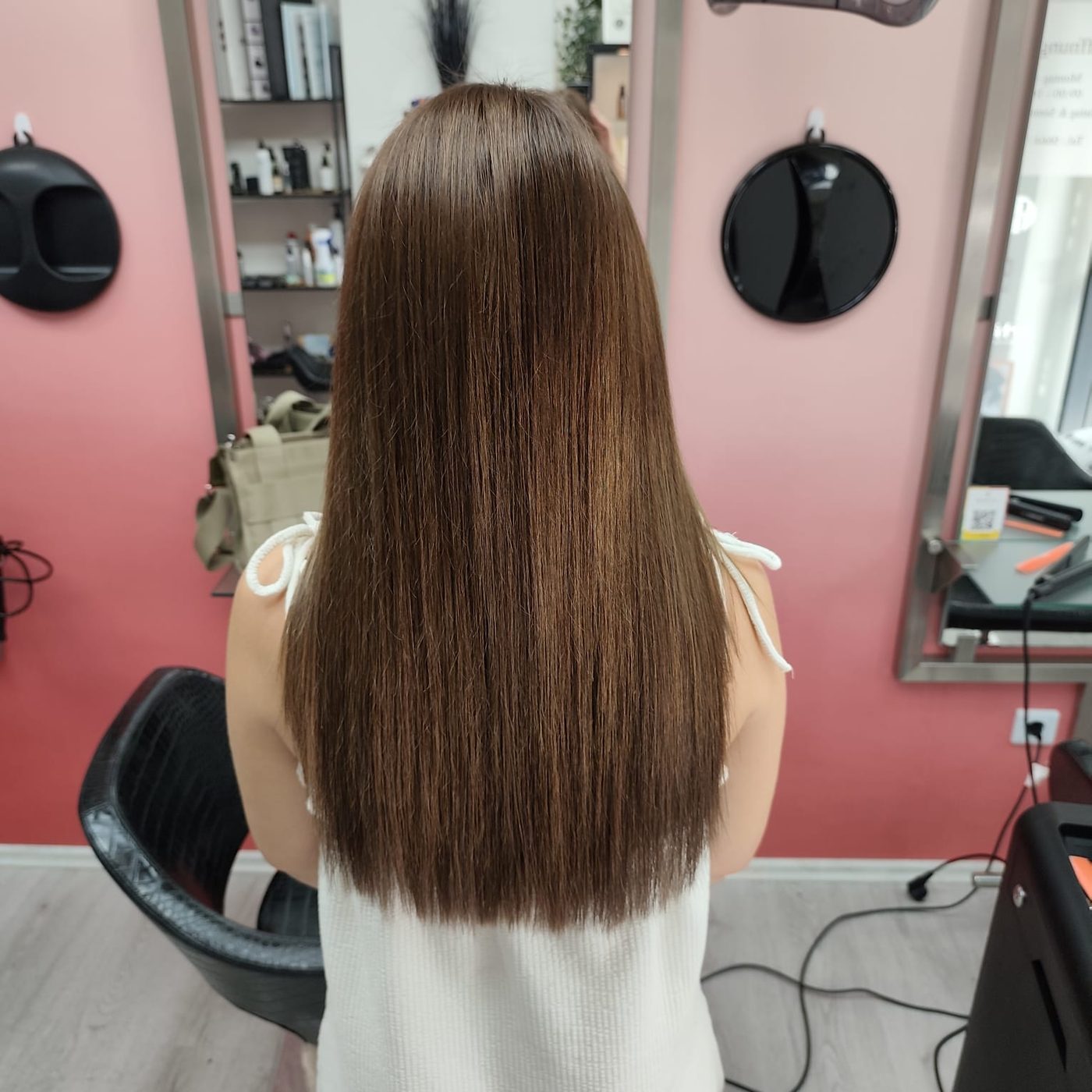 Langes, glänzendes Haar nach Verlängerung mit Premium-Echthaar