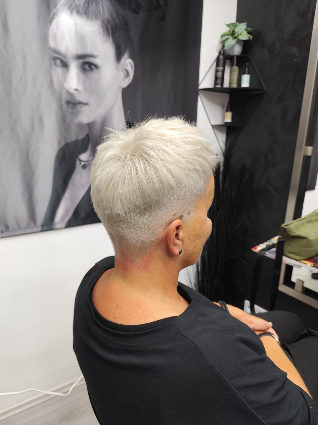Präziser Kurzhaarschnitt in Platinblond — geschnitten bei Art & Style by Natascha