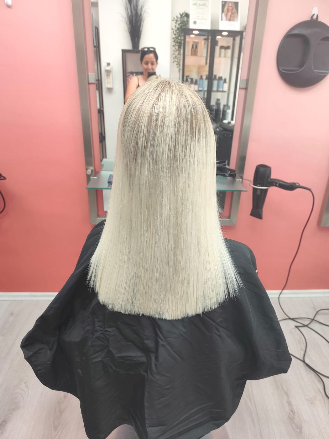 Kühles Platinblond, glatt und präzise