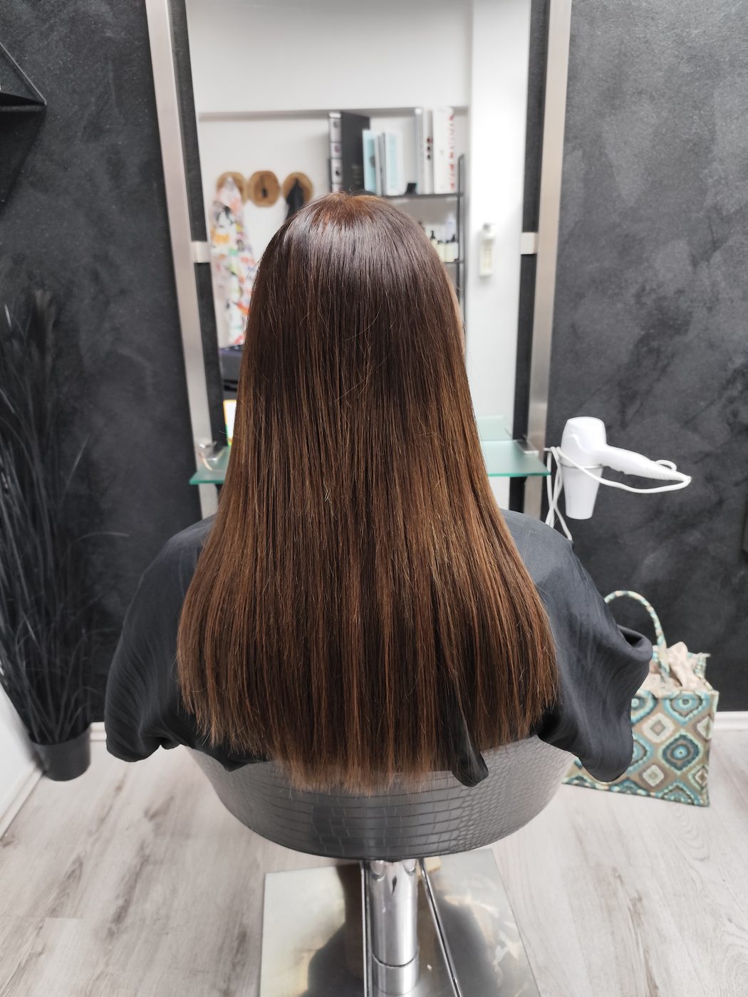 Braunes Haar mit sonnengeküssten Strähnen